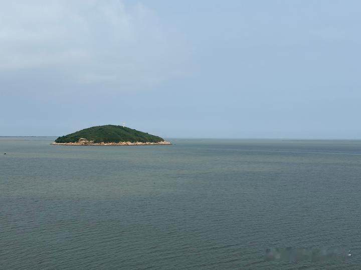 危崖观沧海，孤岛卧烟波
 
临海崖石静静伫立，苍松斜倚岩壁，海面一望无垠。远处孤