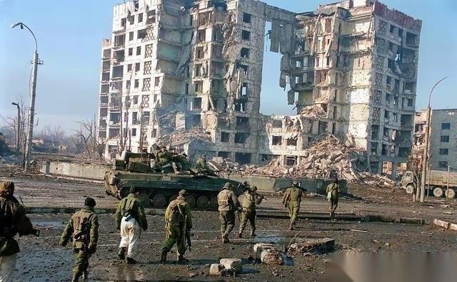 伊朗这场仗，基本上已经打不下去了。不是说伊朗要公开举白旗，那是绝对不可能的，毕竟