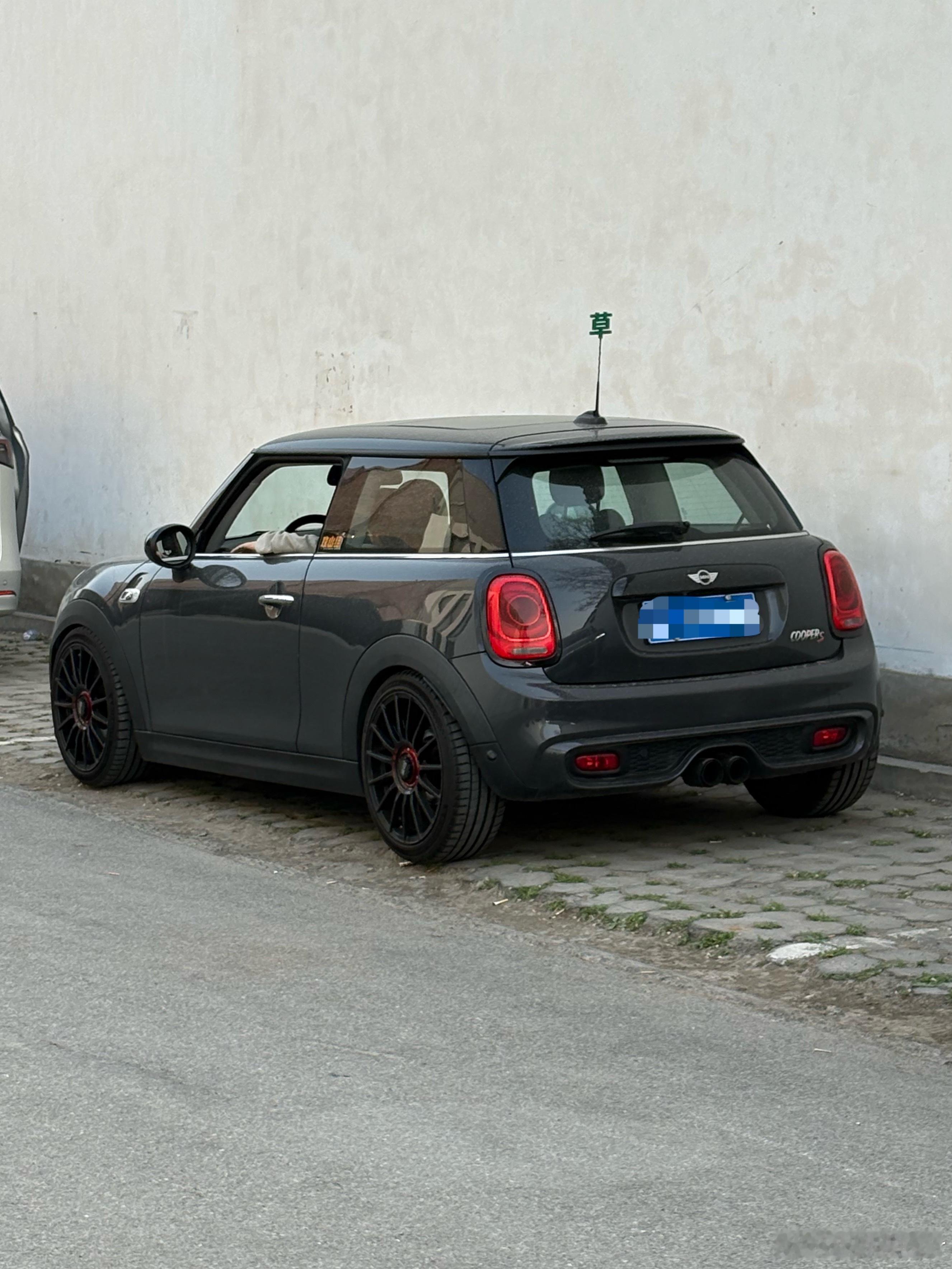 这路边其他媒体老师的车相当耿直了 