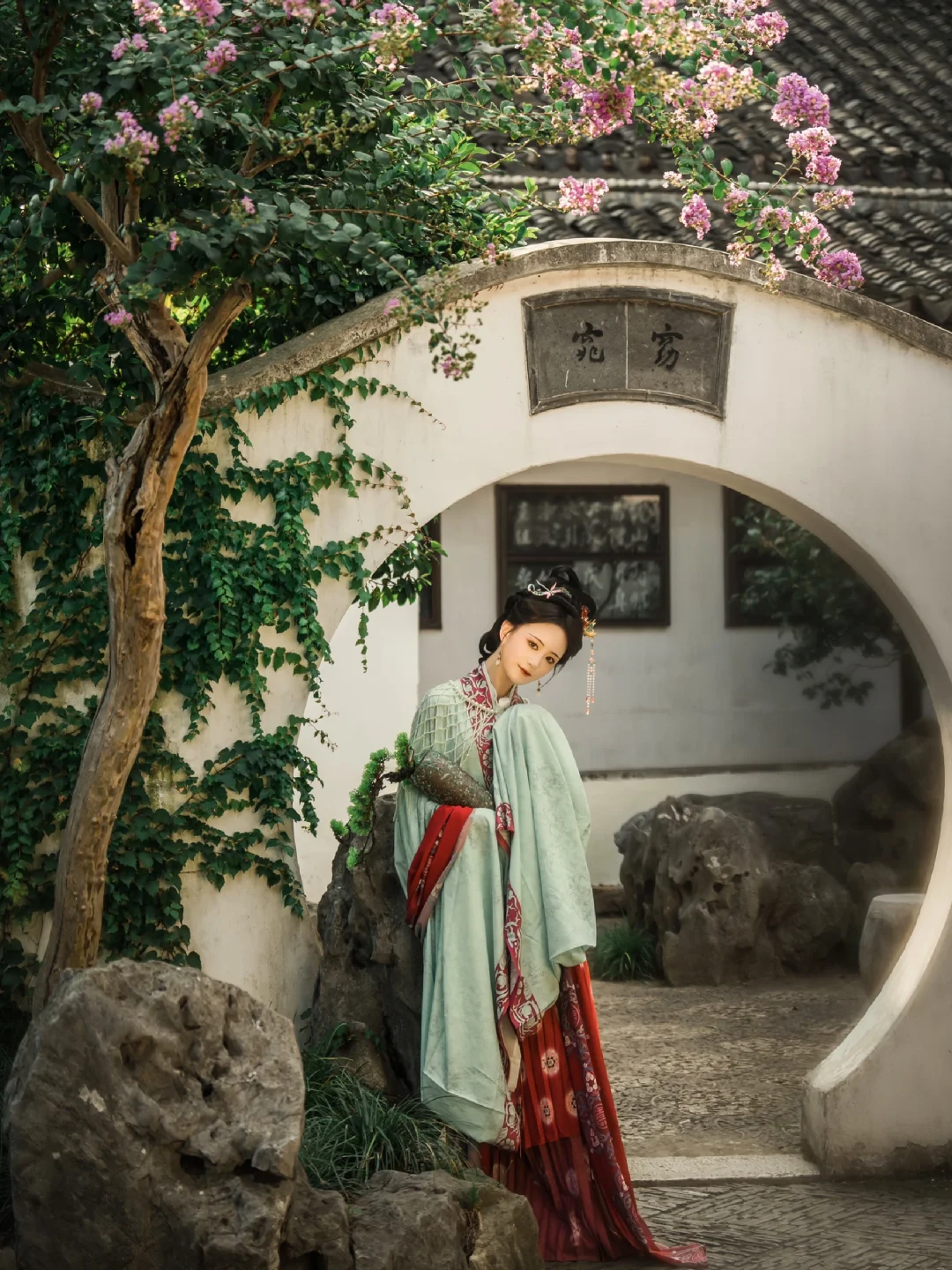 “罗袖动香香不已，红渠袅袅秋烟里”