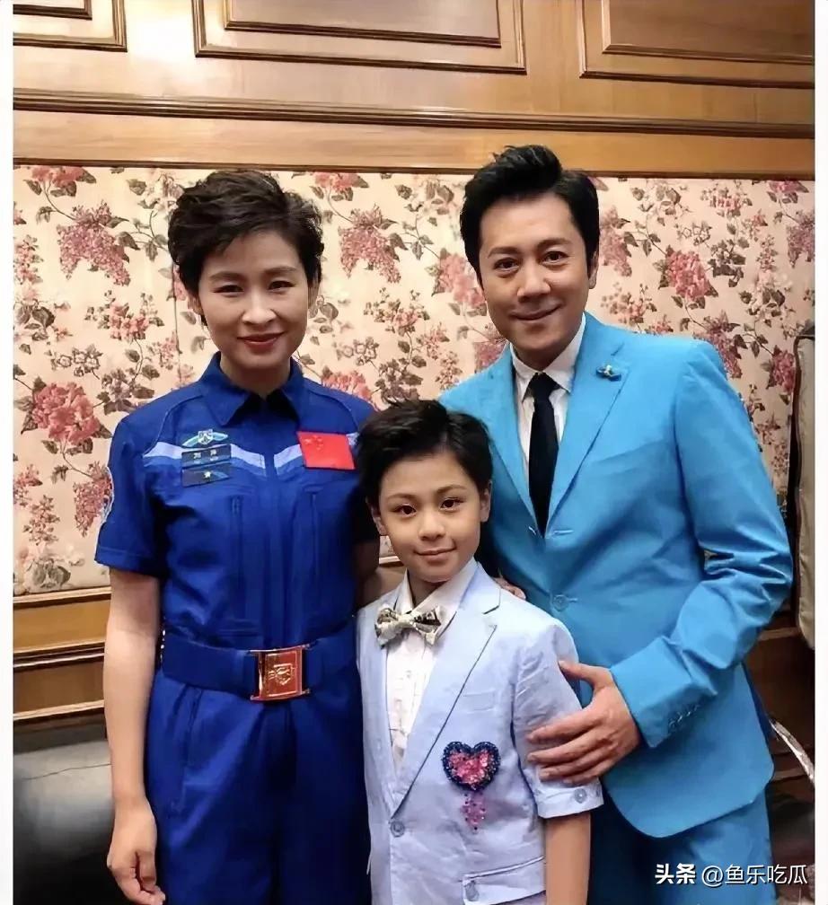 蔡国庆携儿子与航天员合影，儿子长得太标致了，与蔡国庆年轻时一模一样，帅气英俊，妥