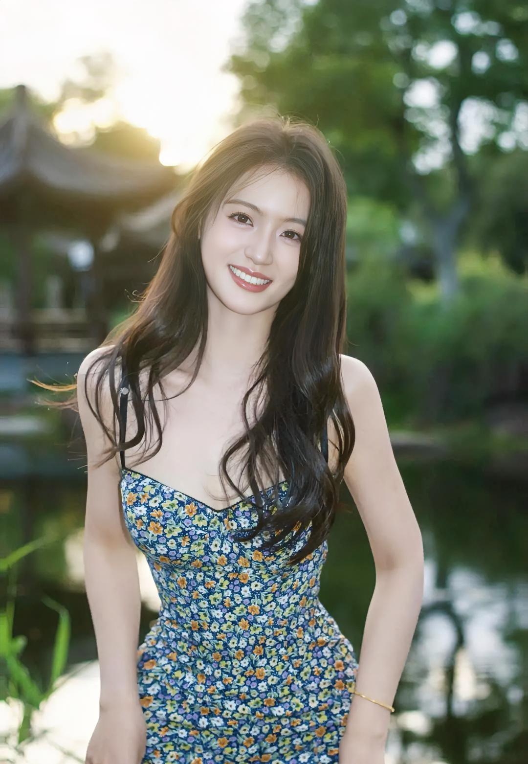 《碎花裙与落日温柔》

蓝底碎花，缀满夏日明媚，

细肩带轻挽，晚风微醉。

长
