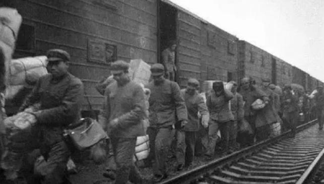 1982年初，基建工程兵撤销，有2万多名战士准备安置在深圳。深圳方面忧虑重重，担