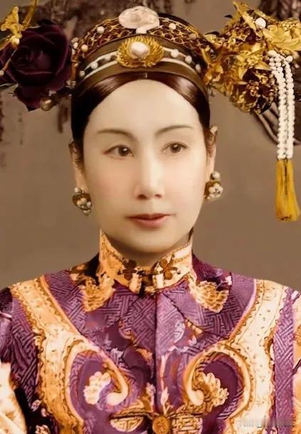 光绪二十三年，慈禧看戏连喊3声“好”，要赏赐杨小楼亲笔字。谁知，字刚写完，慈禧竟
