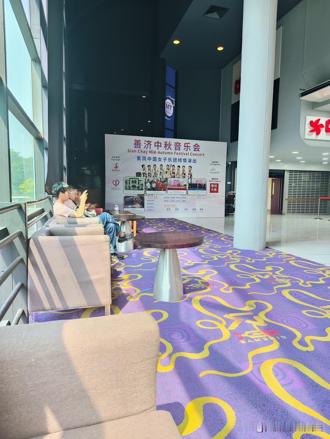 为什么新加坡的国民素质提高的快?
新加坡的办法很直接：先用法律建立底线，再用教育