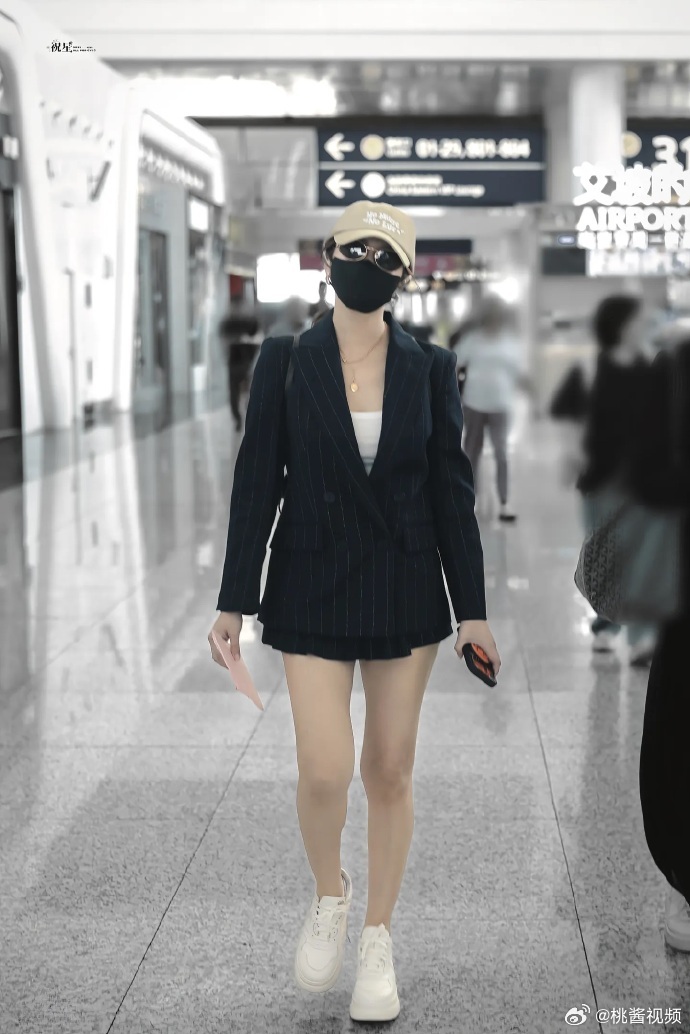 陈妍希西装套装机场路透 今天这机场路透真的绝了，陈妍希完全无惧镜头考验！西装+短