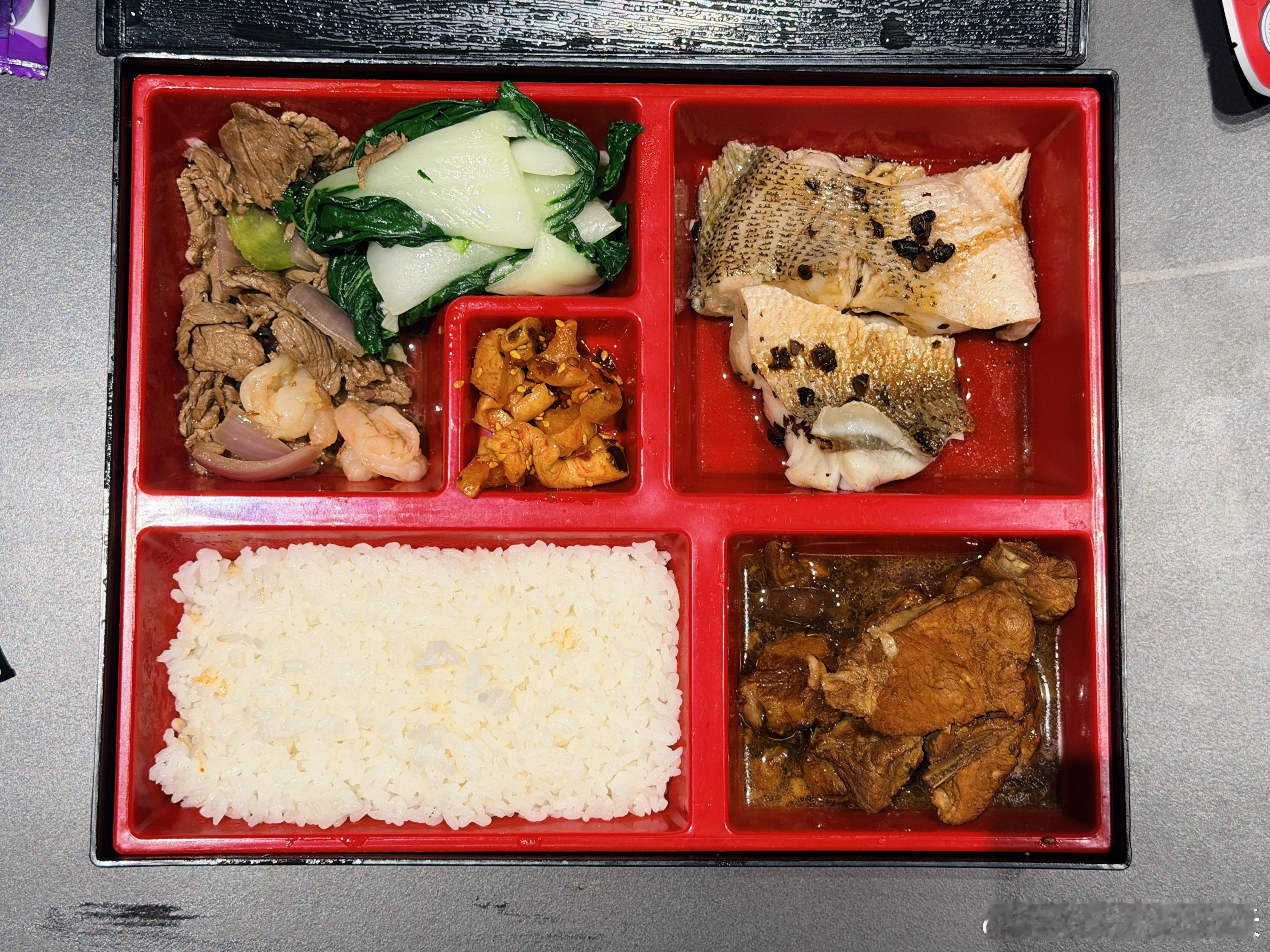 今天恰零跑的饭～我管这叫蛋白质能量套餐，牛肉炒虾和红烧排骨好评，就是鱼有点腥（也