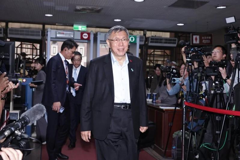 柯文哲重判17年大选梦碎，微笑称自己一定不会逃亡，希望不要电子监控
台北地方法院