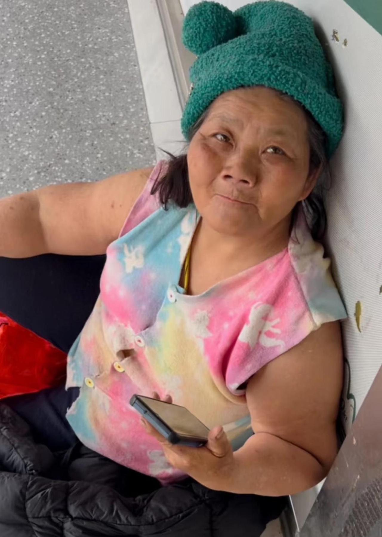 别划走了帮帮她回家吧
声明一下是帮忙转发的
请在广西的各位帮帮这位拾荒老人
奶奶