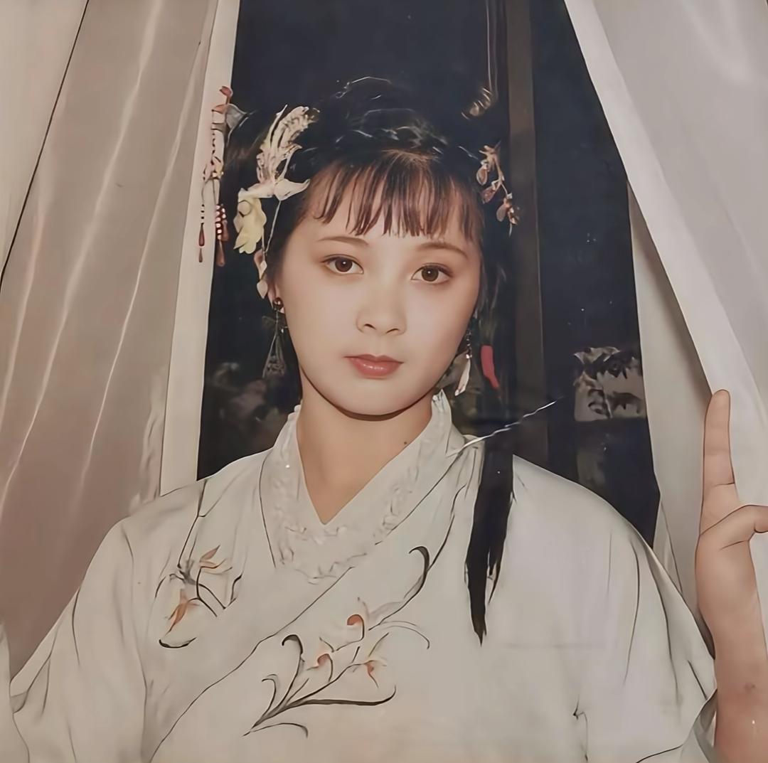 看到胡泽红老师当年试林黛玉的妆照，真得说一句“幸好最后演的是惜春”！
 
单看妆