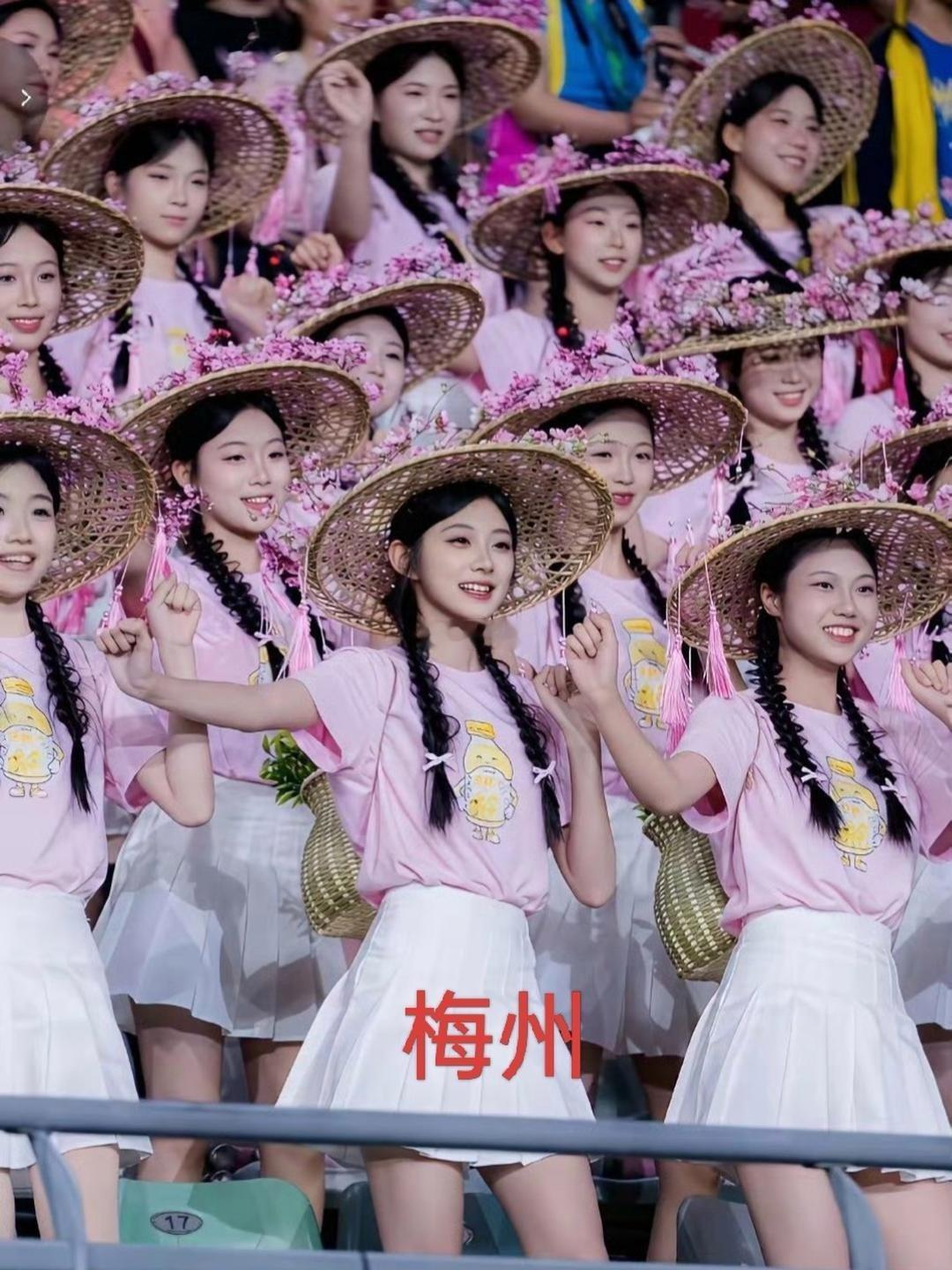 两个广受热议的拉拉队：梅州拉拉队融入客家文化很有青春活力 济南拉拉队则融入雨荷文