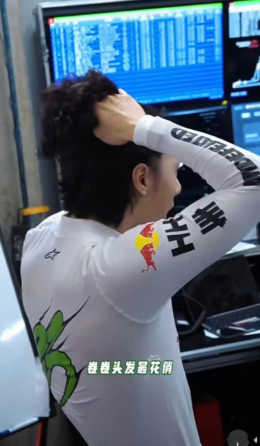 救命！王一博这反差感真的绝了！赛道上风驰电掣气场全开，私下里却软乎乎的自带少年气