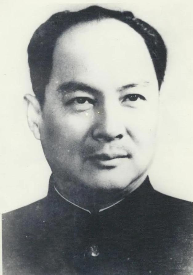 1935年，他被开除党籍，戴着手铐走完长征，开国大典前，毛主席问他：“你为何不来