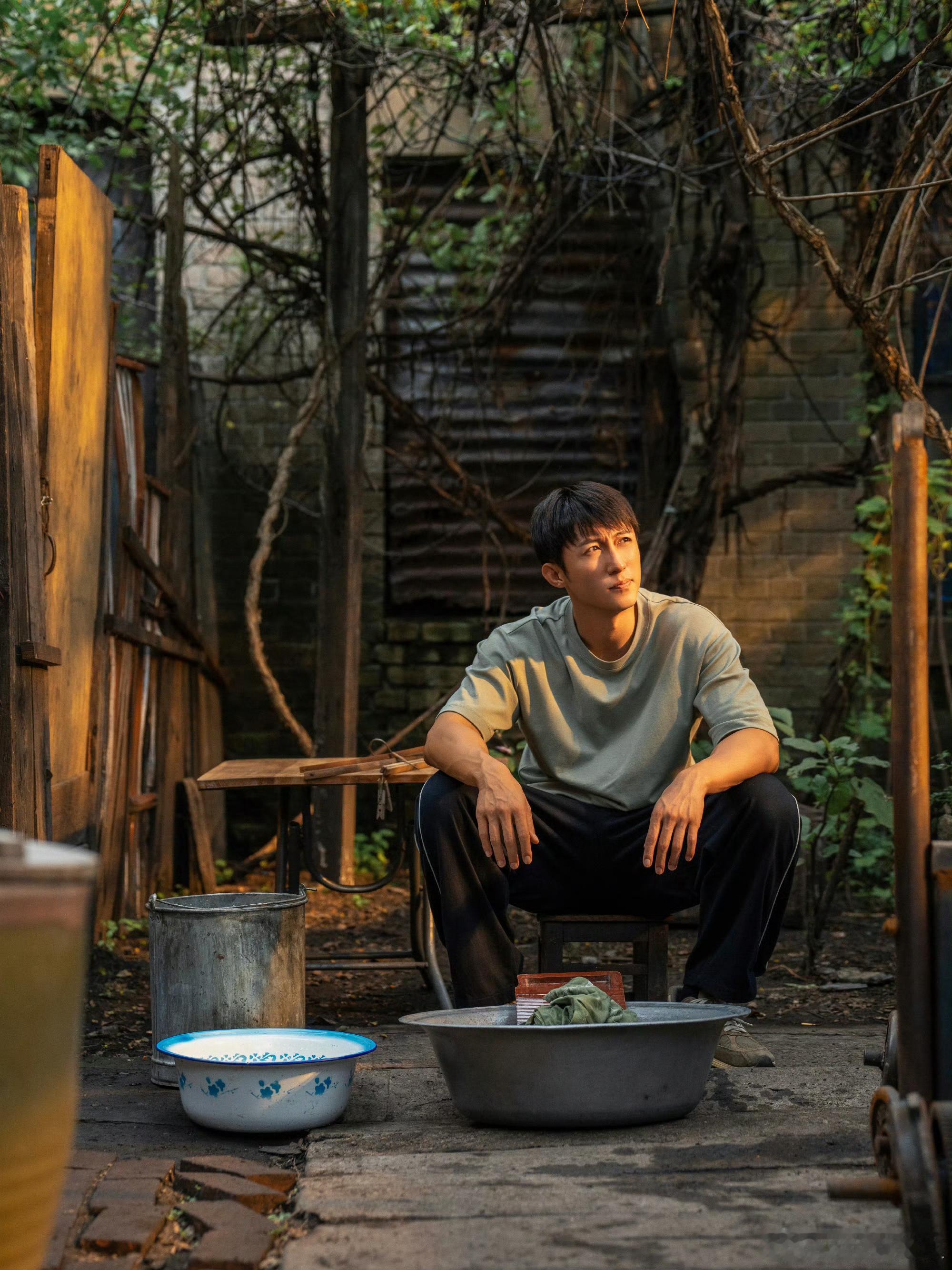 黄景瑜谁说只有老辈子会疼人铁西城走出的张小满，把爱过成了日常——扫屋子、搓模型、