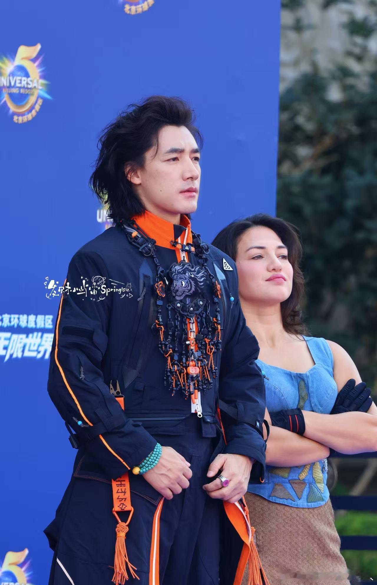 此沙是王子吧这气质真的太难得，此沙身着充满民族特色的服饰，长发飘逸，眉眼深邃，完