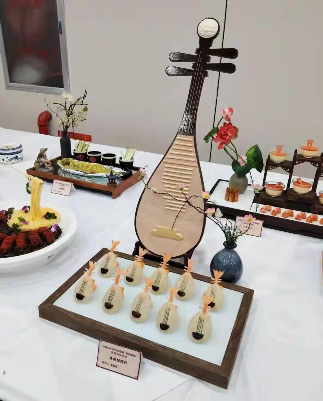 聊城美食太绝啦！金奖菜品"烤十二肋法排"裹着锡纸像座小山，旁边摆着翠绿松柏装饰，