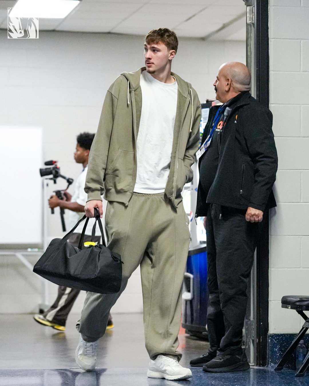 今天小旗时隔 8 场终于复出，打 20-25 分钟，大家可以看看比赛了。NBA常