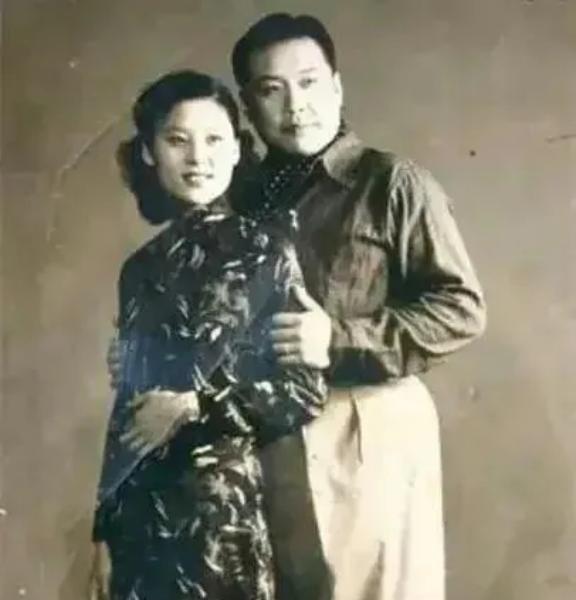 [微风]1936年，21岁袁祜祯和18岁的曹士岳大婚。洞房过后，曹士岳发现新娘不