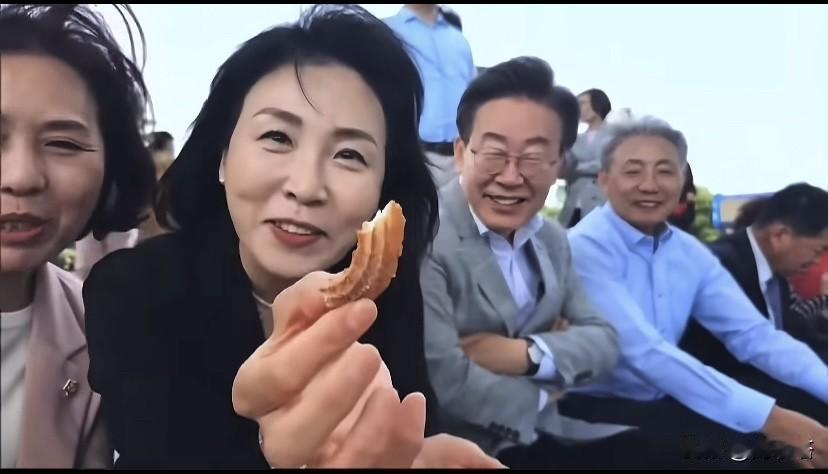 就算是演的我都爱看，夫妻和睦这本就是值得提倡的，况且还是这种身份的“演员”