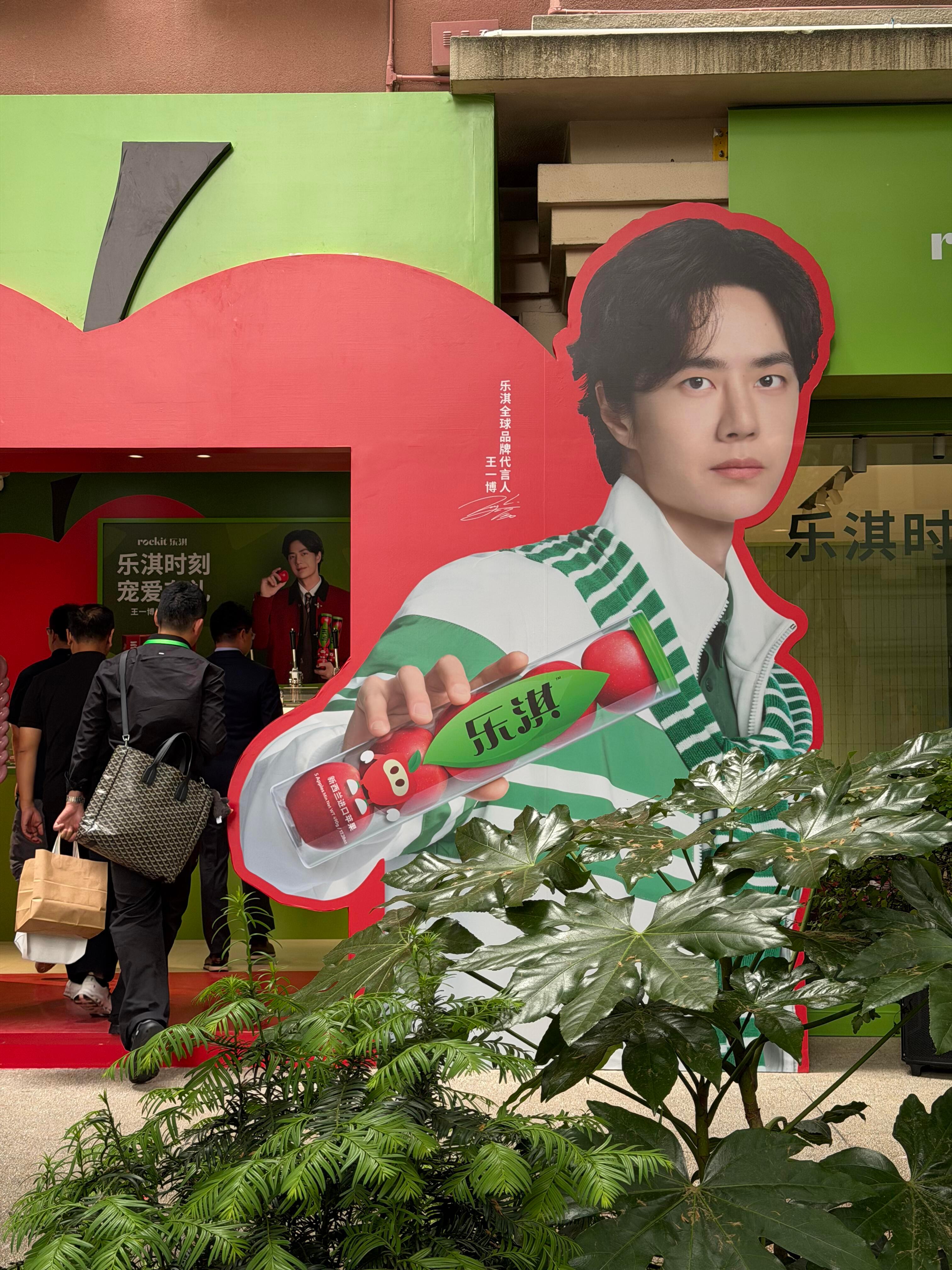 又是上海！乐淇快闪可太好看了王一博无数次出发与登顶一乐淇全球品牌代言人王一博