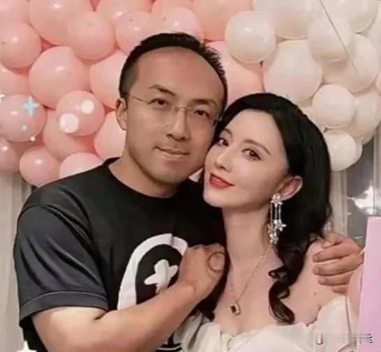 张萌与她的伴侣，他们的搭配堪称是黑白分明，这种鲜明的对比中流露出的是他们深厚的情