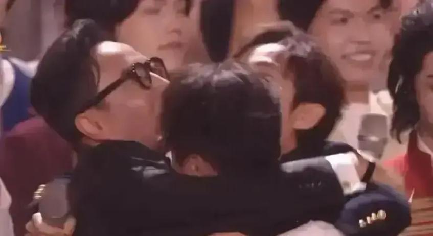 汪涵突然哑了！
 
倒计时10秒，何炅一句“听我数，你们喊”救场，1.2亿人盯着