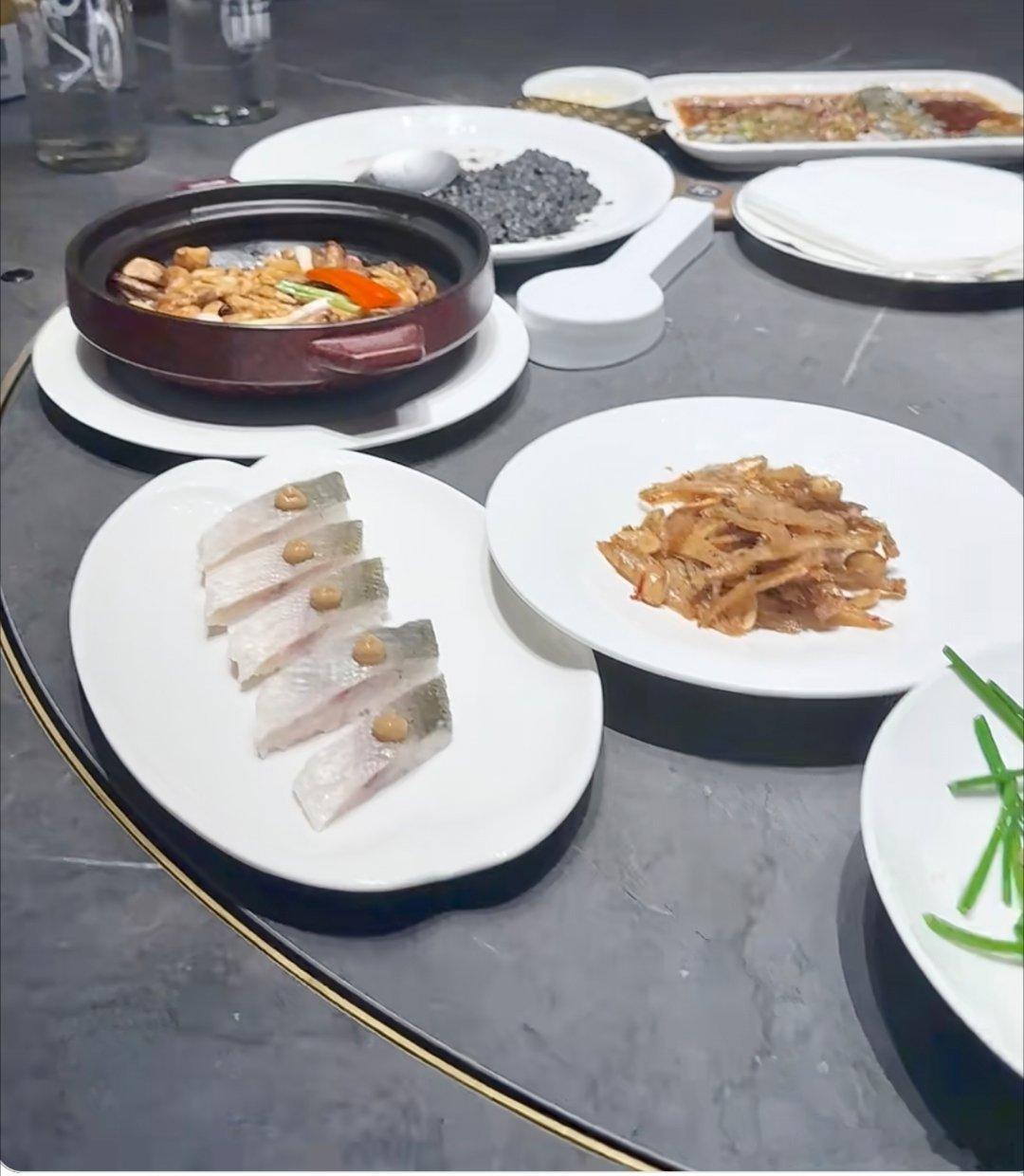 昨天收官行情我一直守着盘，就怕耽误咱们实盘各位兄弟姐妹们操作。今天总算抽空把爸妈