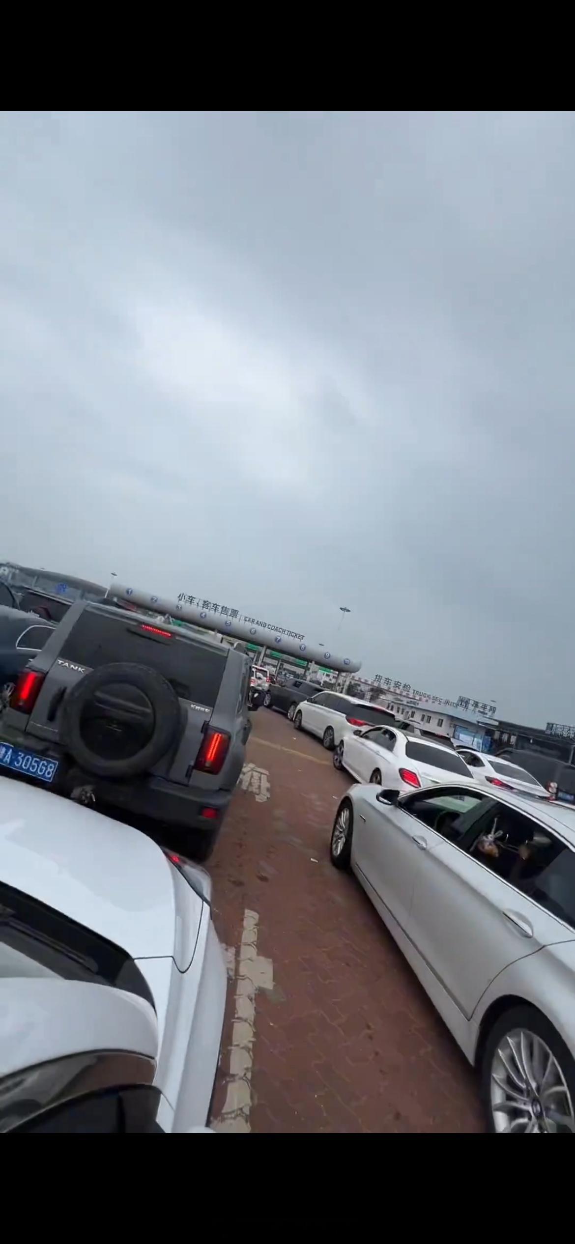 56车道跑到78车道，奔驰是在后面，但奔驰那边过得快，这边坦克加塞到78车道，奔