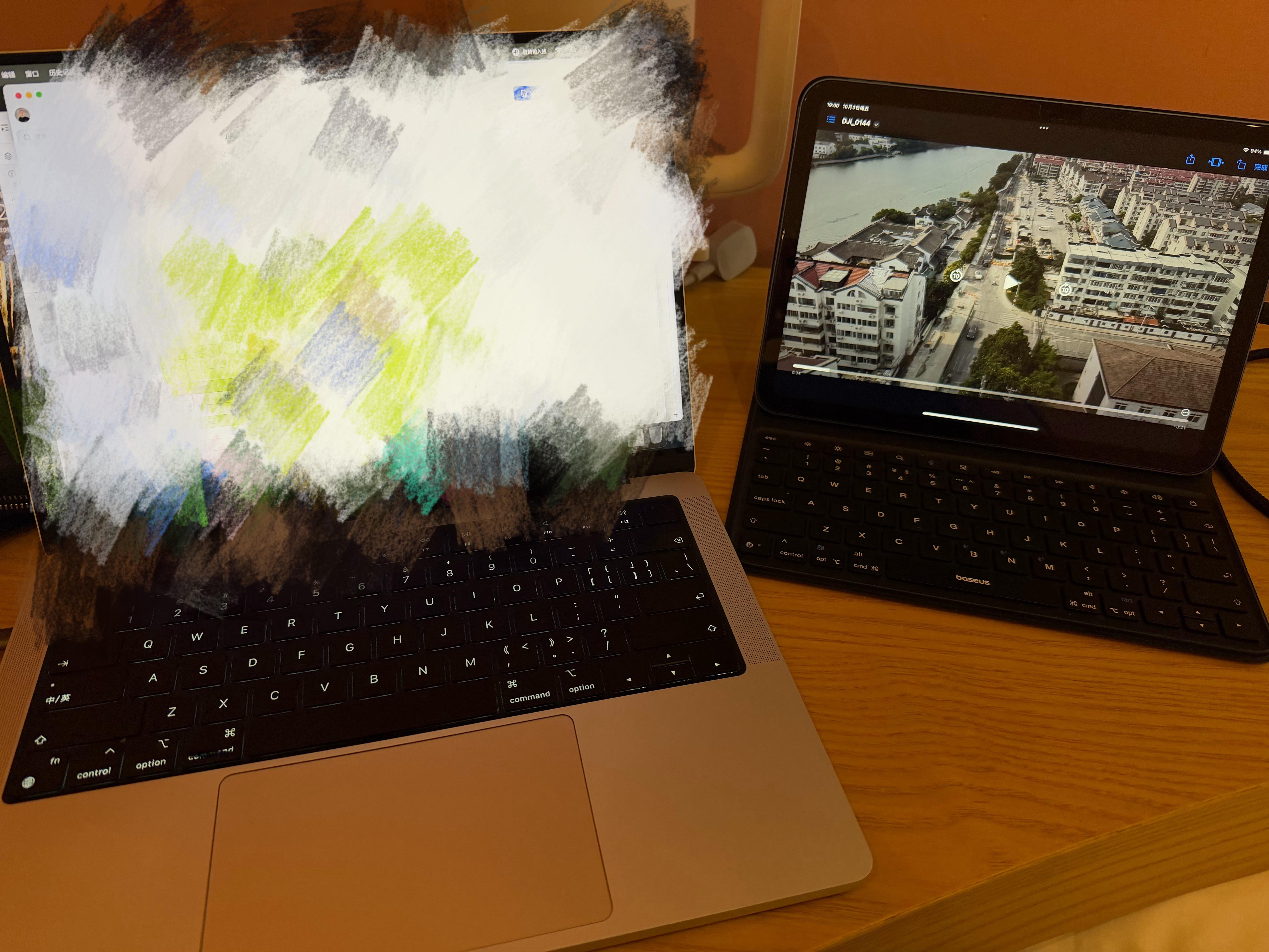 出去玩，如果要干活，我还会带一台iPad，笔记本处理文字，iPad看素材，直接触