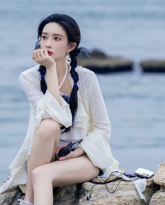 孟子义 美人如瓷肌肤莹润似白瓷，清透又有光泽感，五官精致得像精心雕琢的瓷釉，明艳