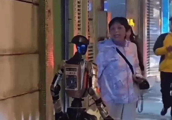 说机器人的出现是人类的灭顶之灾，不是毫无道理。就像电影《终结者》里，天网拥有自我