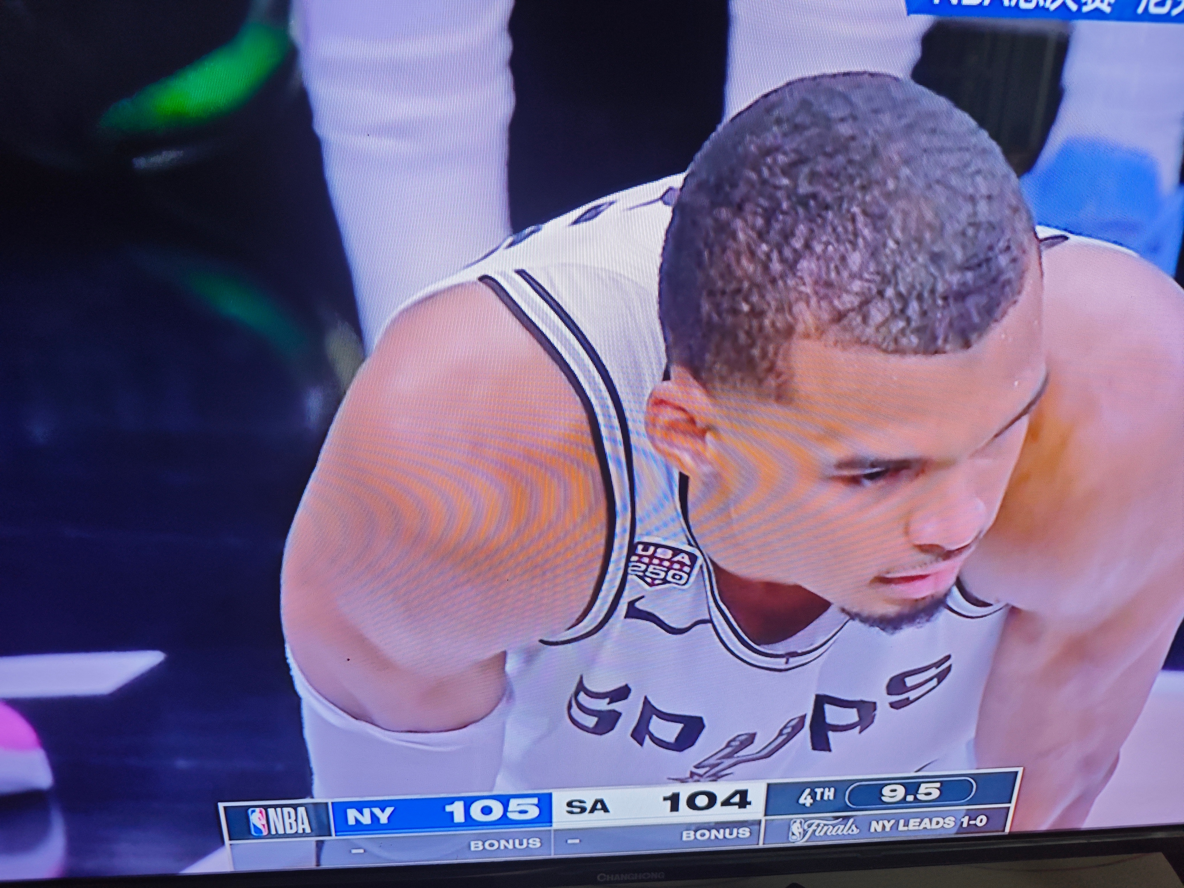 文班致命失误，感觉快哭出来了尼克斯vs马刺nba总决赛