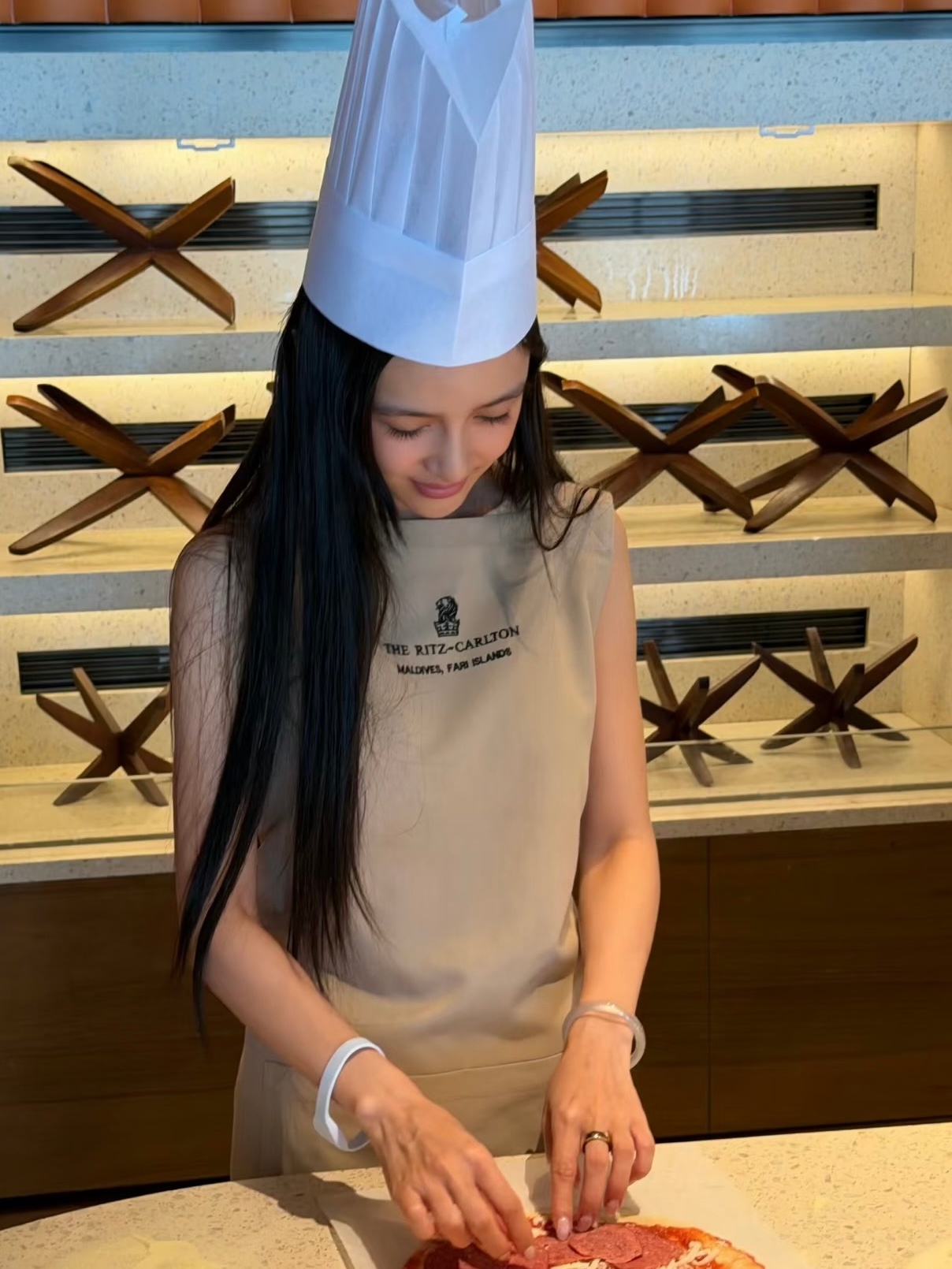 Angelababy做披萨Angelababy七夕上线营业亲手DIY萌趣小狗披萨