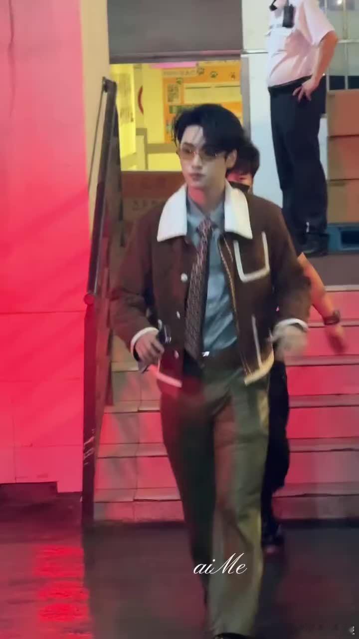 严浩翔脚滑也带范严浩翔美拉德小香风 严浩翔脚滑也带范，严浩翔美拉德小香风，脚滑这