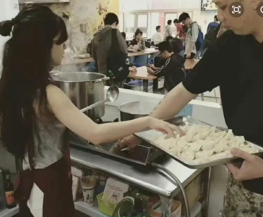 原来赵露思大学时曾摆摊卖过馄饨～穿着围裙，小小一只的站在摊位前煮馄饨。 