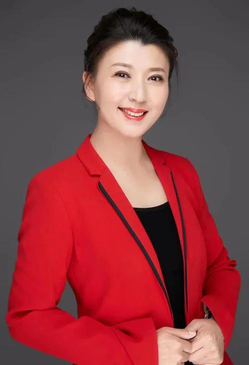 闫学晶两段婚姻藏何秘事？背后真相令人意想不到！闫学晶的婚宴历程充满故事。她曾有过