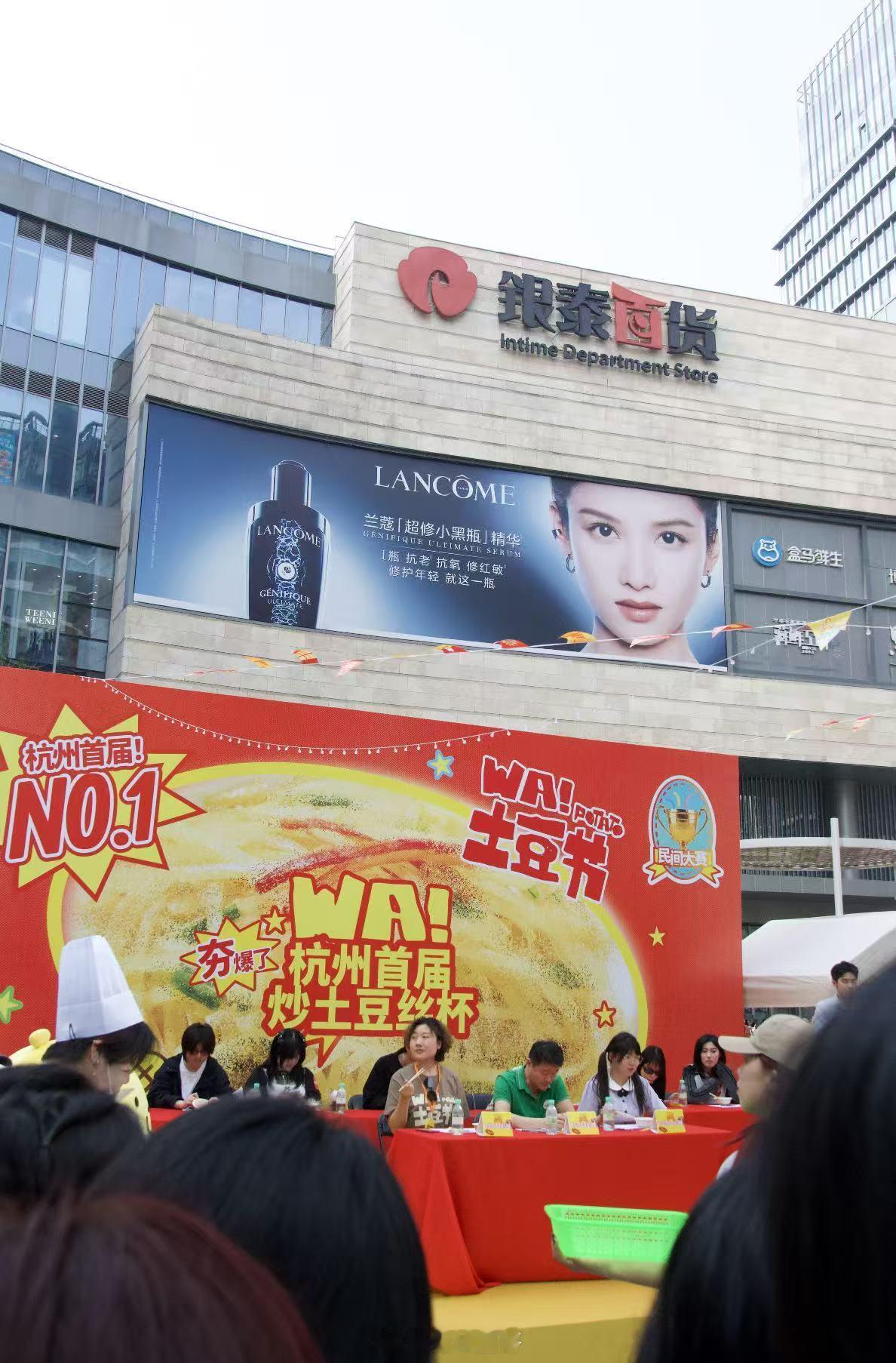 杭州土豆脑袋们有自己的碳水盛宴杭州土豆节太治愈了！不卷网红甜品，回归最朴实的国民