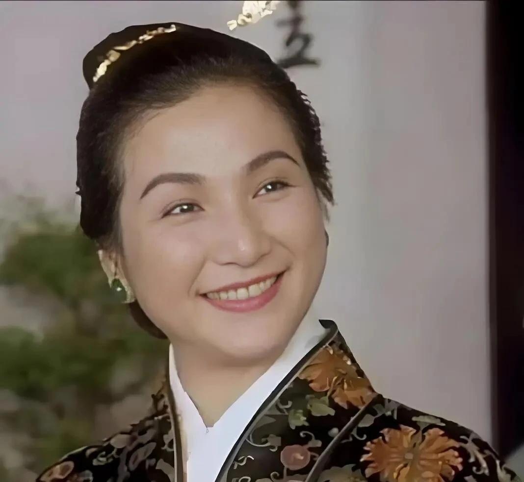 郑佩佩身后捐赠大脑助力医学研究
2024年7月17日，演员郑佩佩在美国离世，享年