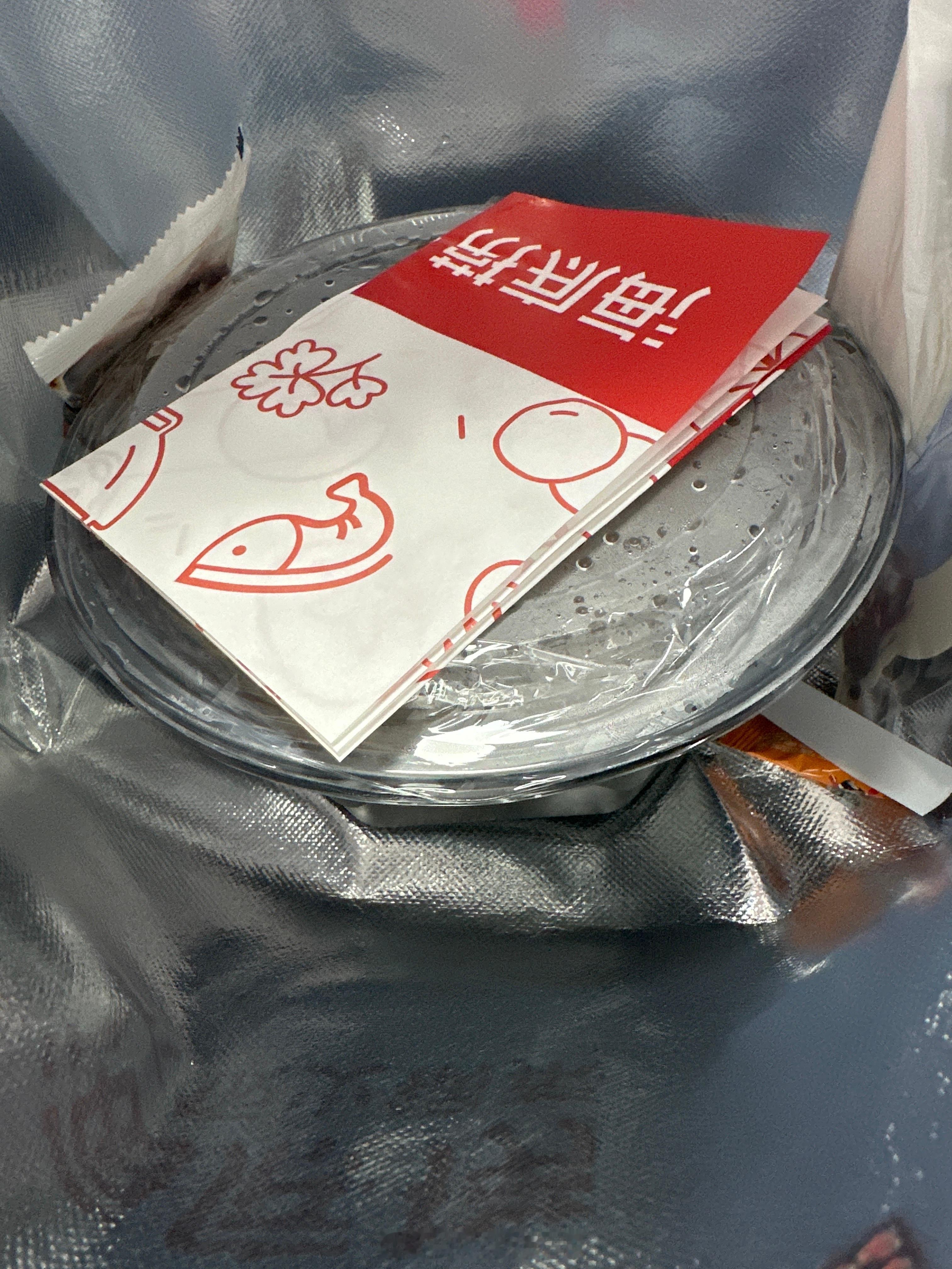 天官赐福动画  刚才点海底捞的联名杯，送来没给我联名包材，就给了个扇子，我打电话