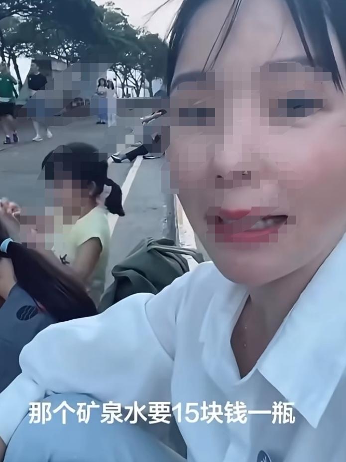 成都某女孩去香港旅游，发视频表示“香港规矩很多感觉很拘束”，比如要走斑马线、不能