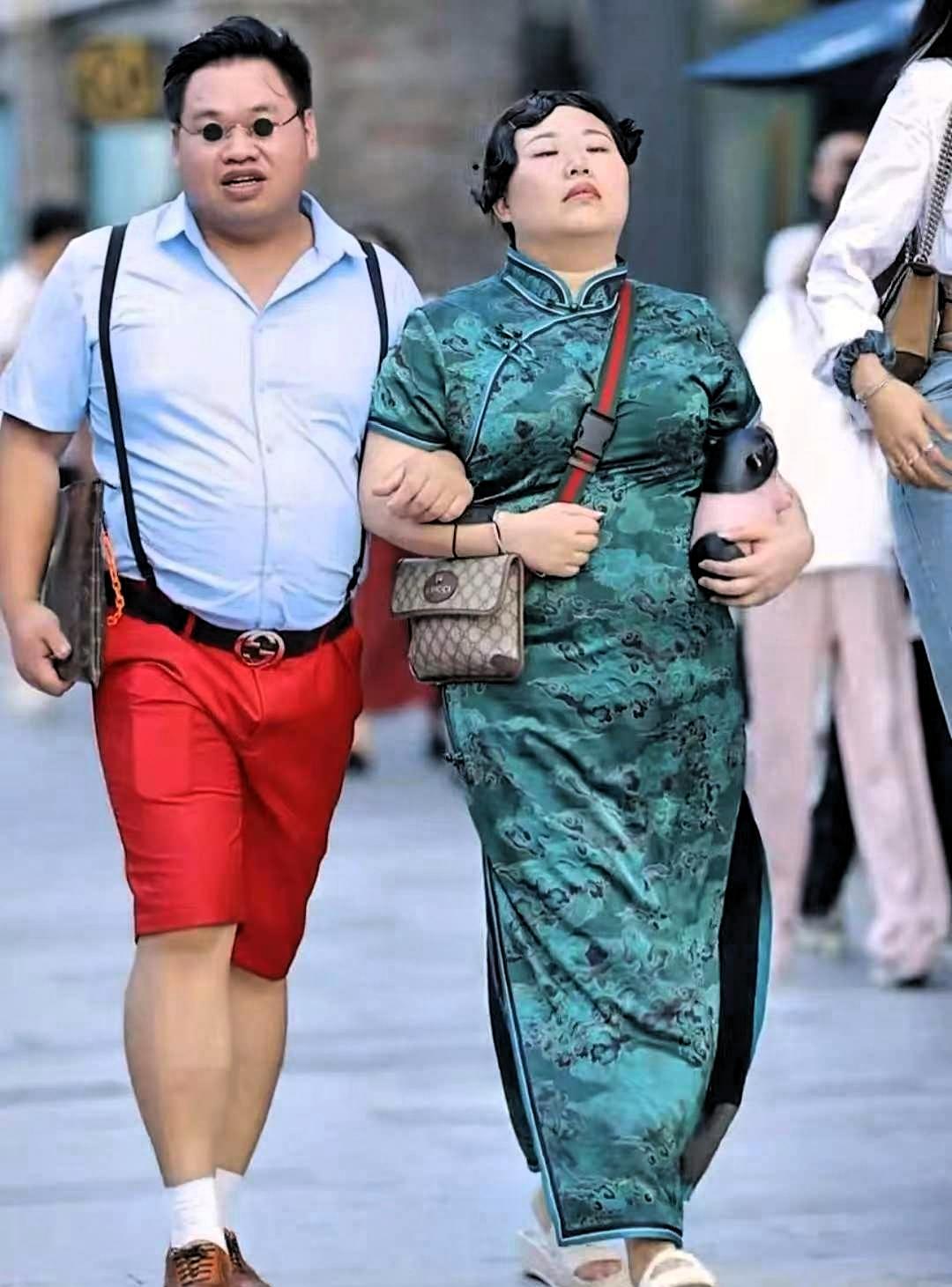 300万的货，人瘦了，搭档也没了。
蒋胖胖最近一场直播，瘦身产品卖了300万。