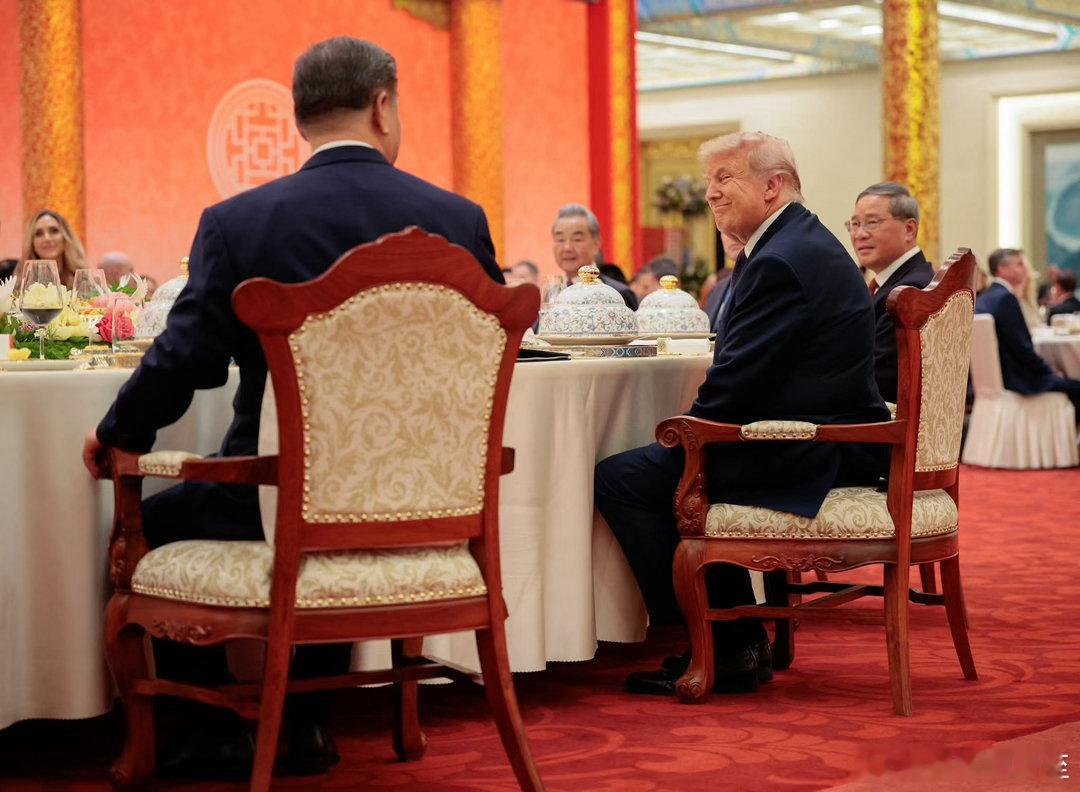总统的服务员，是指定的美国人，只从他手里接、还，因为要保证DNA和指纹安全 