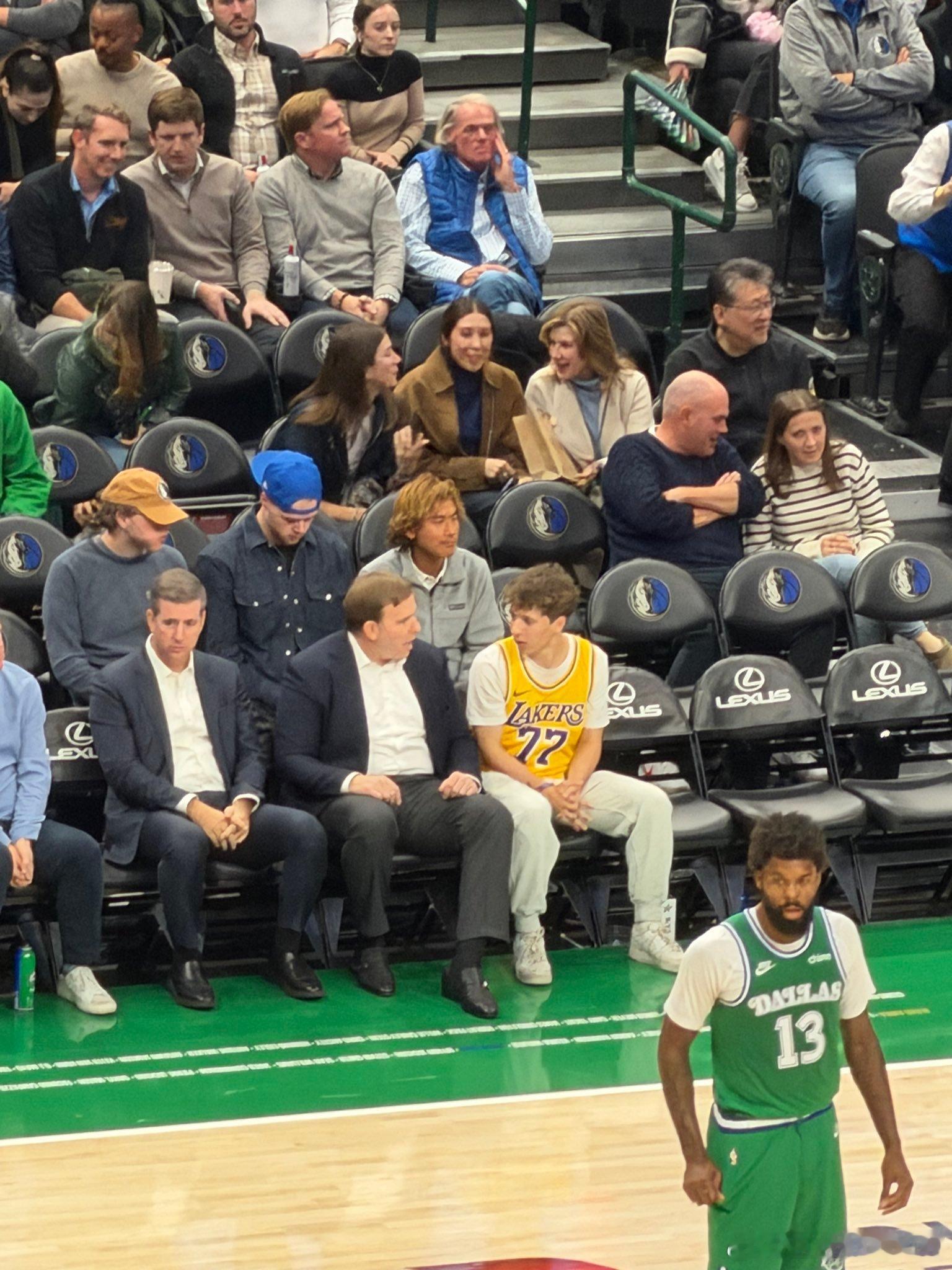 杜蒙身边这个孩子名叫尼古拉斯·迪卡森。周一晚间比赛，他穿着东契奇的球衣，坐在独行