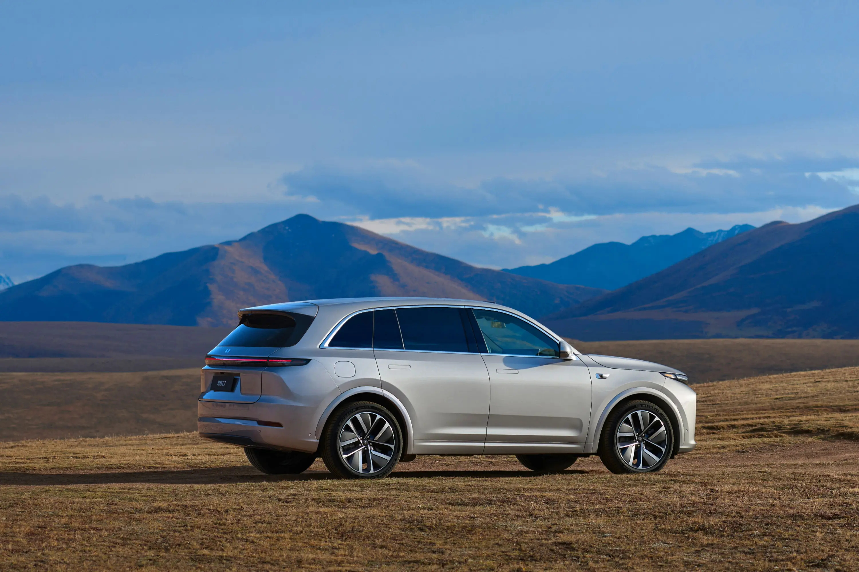 最近开理想L7带家人短途出游，是真的懂家庭用车需求～ 后排空间够敞亮，皇后座一键