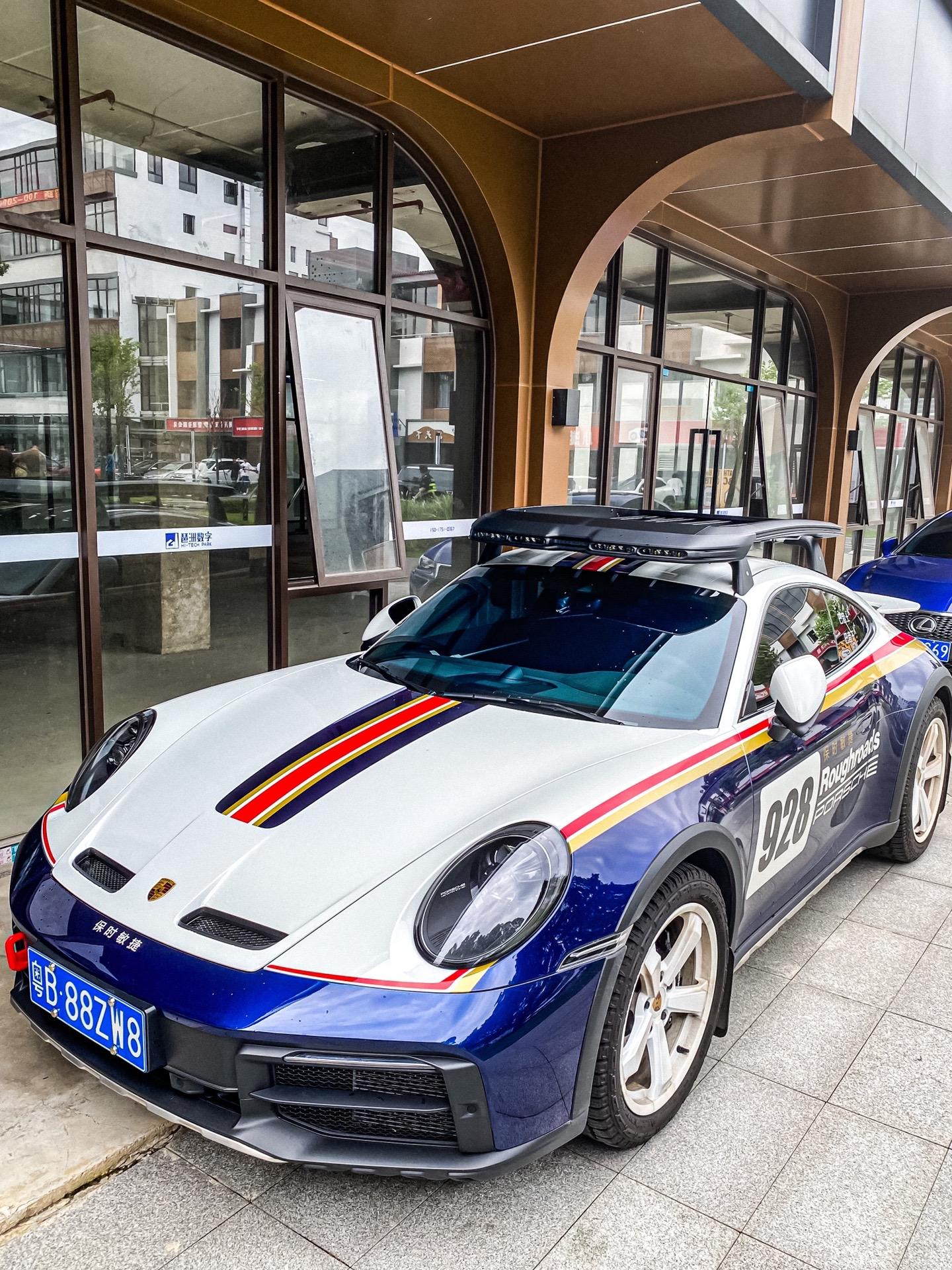 全球限量2500台 与众不同的保时捷911Dakar拉力赛车 同时具备...