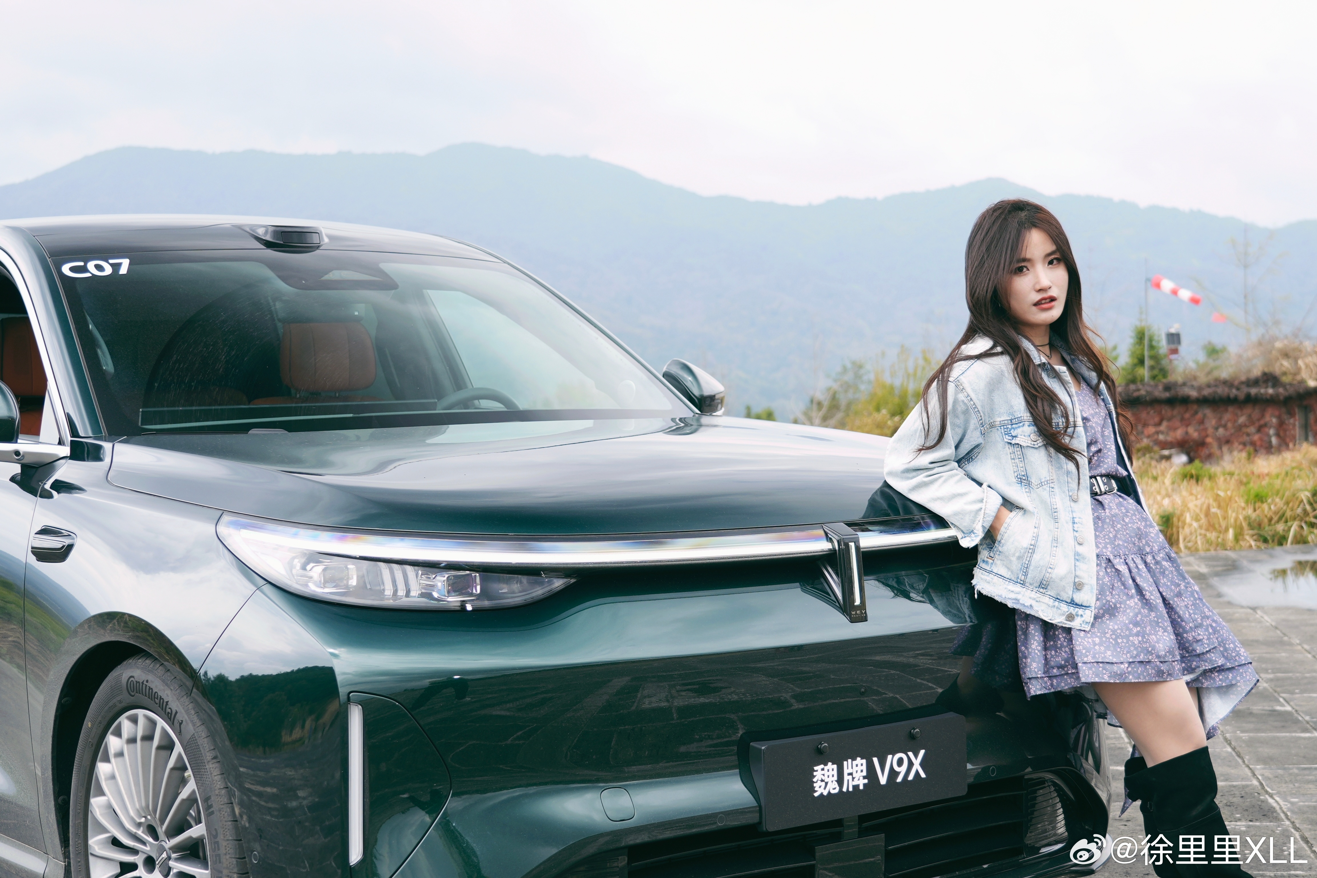 魏牌V9X在转向灯上有一个用过就回不去的创新。那就是开着导航，不用开智驾，每到转