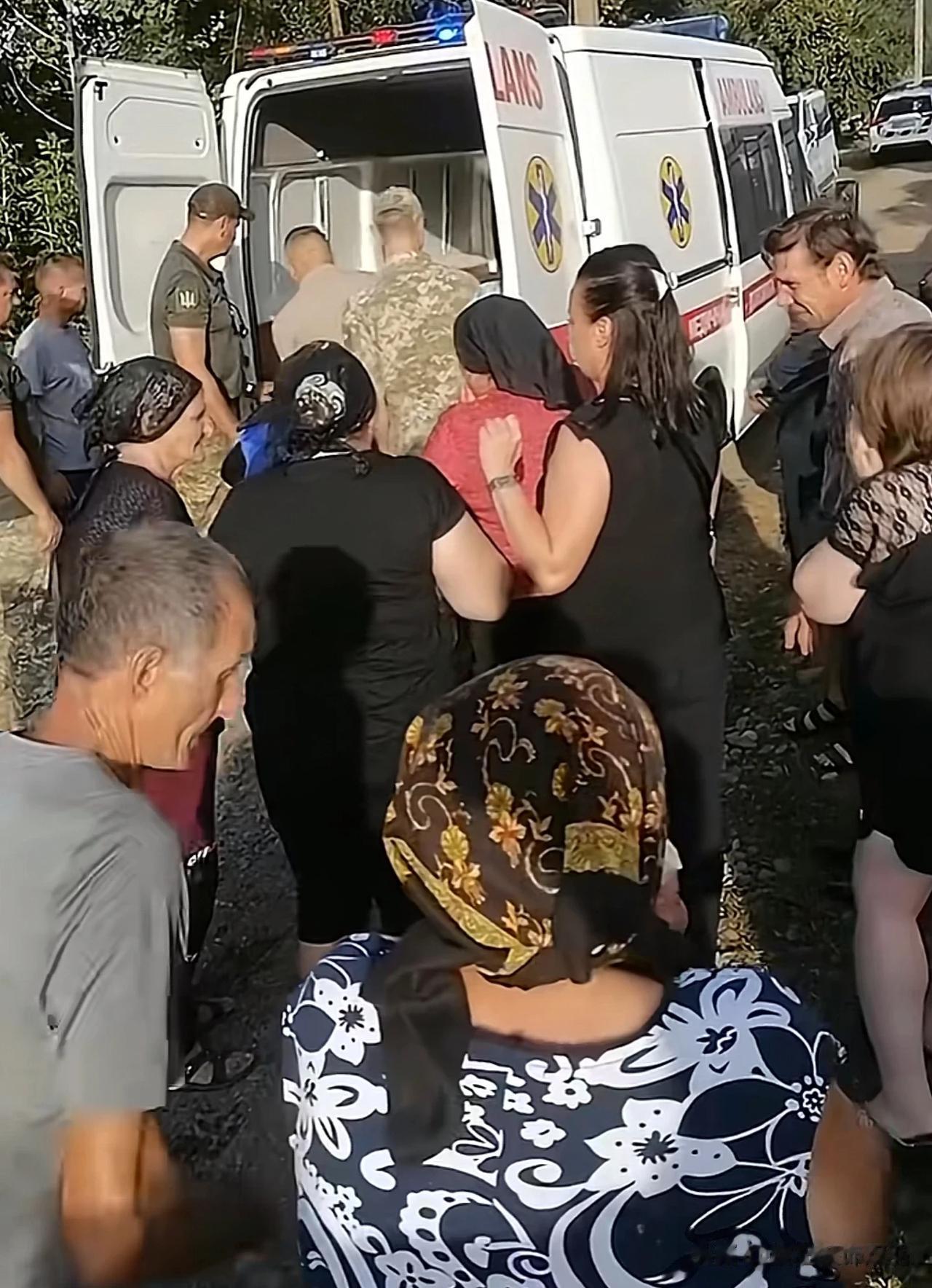 基辅郊区的一个村子，阵亡乌兵被送回家，村民还是以最好规格的礼仪，跪在道路两遍迎接