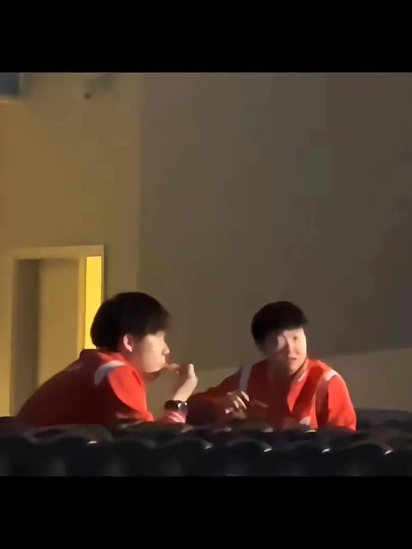 刚刷到莎头吃饭的三张照片，放大了好几次，愣是没有看清楚这是何时何地何次比赛时的画