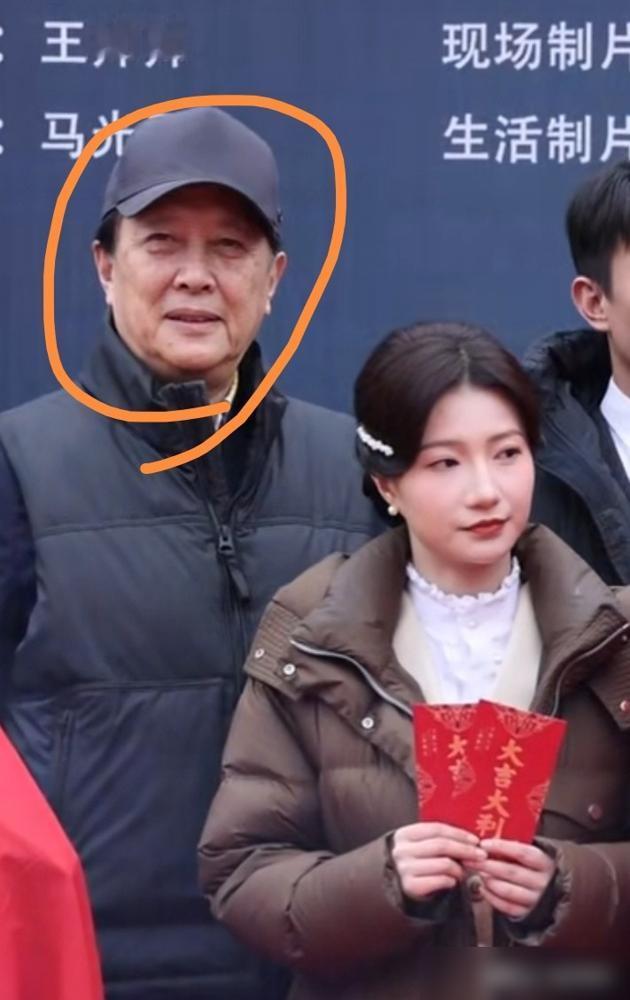 唐国强，前脚才批短剧乱象，后脚就亲自“杀”进去，演了个竖屏谍战。
 
嘴上说“短