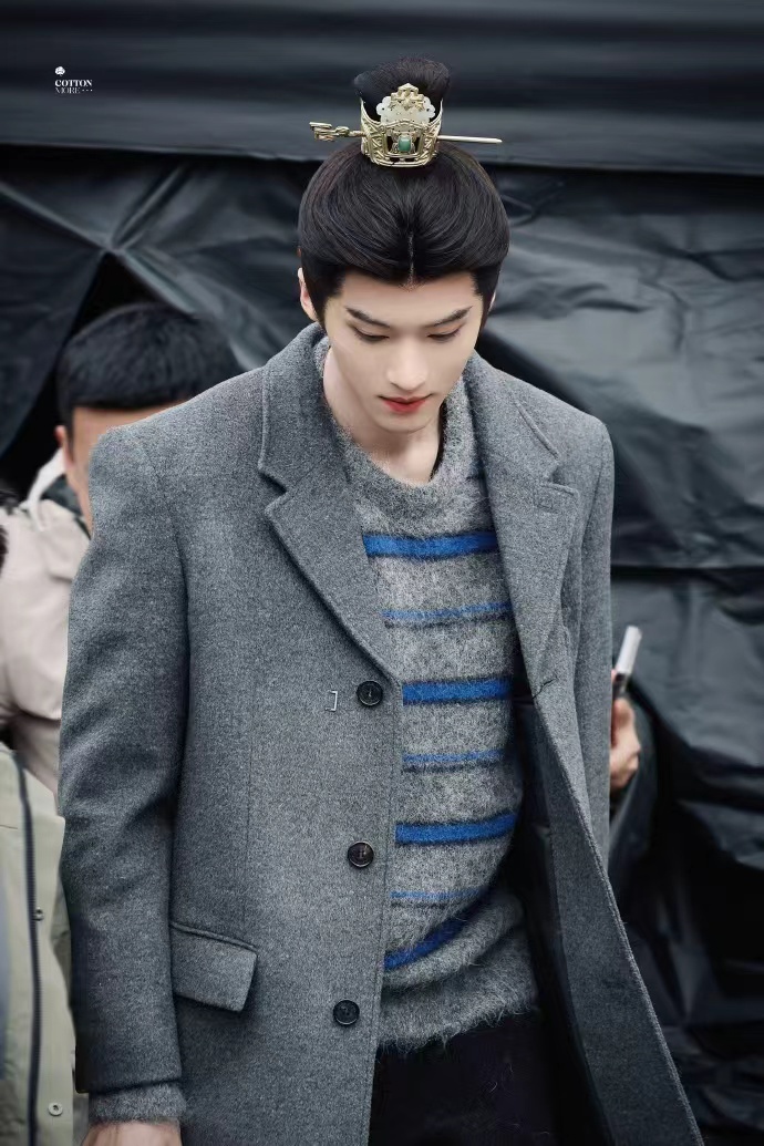 闫桉嫁金钗进妆闫桉嫁金钗古装簪发配大衣路透 闫桉嫁金钗进妆，闫桉嫁金钗古装簪发配